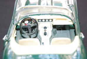 Bburago Jaguar E (1961) modellautó kinyitható ajtókkal és csomagtartóval, kisebb sérülések található...