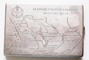 Ezüst cigaretta tárca gravírozással (162g) : A Magyar Királyi Honvéd Légierő "Az orosz hadjárat emlékére 1941.VI.28 - XII.21." vésettel, emellett a hadművelet térképen való ábrázolása látható és a tartó belsejében különböző aláírások. Silver cigarette holder (162g) with engraved text and map about the Royal Hungarain Air Force's Russian operation in 1941. There are signatures in the holder.