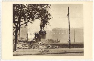 1956 november: Budapest a forradalomban halottak egy szobor körül  / Budapest in the revolution: dead bodies around a statue 12x9 cm