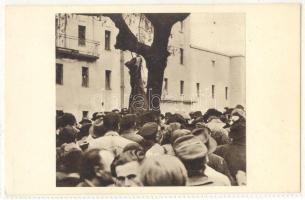 1956 november: Budapest a forradalomban: egy AVH-s felakasztása. Fotó kartonlapon  / Budapest in the revolution: secret police member hung by the freedom-fighters 12x9 cm