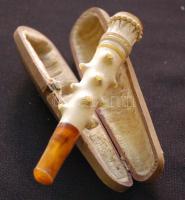 Régi csontszipka bakelit díszítéssel és borostyán véggel saját tokjában / Vintage cigar holder from ivory, bakelite and amber in original case 12cm