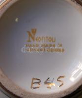 Jelzett görög porcelán váza delfines díszítéssel /
Greek porcelain vase 19cm