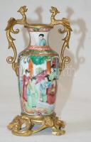 XIX. sz. első fele: Kínai váza, festett porcelán, "famille rose" díszítéssel, aranyozott bronz rátétekkel. / First half of the XIXth. century: Chinese vase with famille rose painting and golded bronze. 20 cm