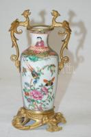 XIX. sz. első fele: Kínai váza, festett porcelán, "famille rose" díszítéssel, aranyozott b...