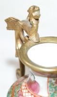 XIX. sz. első fele: Kínai váza, festett porcelán, "famille rose" díszítéssel, aranyozott b...