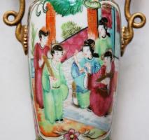 XIX. sz. első fele: Kínai váza, festett porcelán, "famille rose" díszítéssel, aranyozott b...