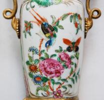 XIX. sz. első fele: Kínai váza, festett porcelán, "famille rose" díszítéssel, aranyozott b...