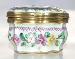 1740-1803 között: Szelence. Ónmázas festett fajansz. Veuve Perrin manufaktúra / Veuve Perrin workshop, between 1740-1803. Painted fayance pillbox. 6x4 cm