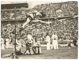 1936 Berlini Olimpia: Csák Ibolya, a szám olimpiai bajnokának győztes ugrása. Eredeti fotó / 1936 Berlin Olympic Games: Ibolya Csak the champion of high-jumping jumps the last one. Original photo 24x18 cm