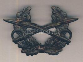 Tölgyfakoszorú keresztbe tett kardokkal jelvény T:2