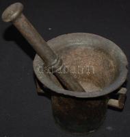 Régi öntöttvas mozsár törővel, a száján kis sérülésekkel / Vintage iron mortar with faults on edge 19cm, d: 12cm