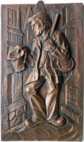 Utcazenészt ábrázoló, falra akasztható réz dombormű / Copper bas relief of street musician 23x39cm