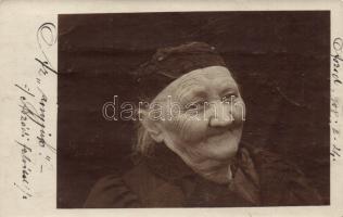 1908 Az "anyjuk", Aszódi idősasszony / Hungarian folklore, old woman from Aszód photo (small tear)