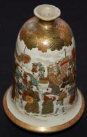 Miniatűr jelenetekkel díszített, gazdagon aranyozott, kézzel festett, jelzett japán porcelán vázák egy illatosító-tartó edénykével. Szép állapotban (az egyik váza száján kis repedés) / Hand-painted Japanese porcelain vases and a bowl, richly decorated with various miniature scenes and gold plating, in flawless condition (with a crack on the edge of one of the vases) 18cm, 18cm, 9x13cm