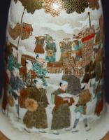 Miniatűr jelenetekkel díszített, gazdagon aranyozott, kézzel festett, jelzett japán porcelán vázák e...