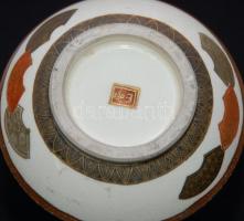 Miniatűr jelenetekkel díszített, gazdagon aranyozott, kézzel festett, jelzett japán porcelán vázák e...