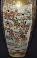 Miniatűr jelenetekkel díszített, gazdagon aranyozott, kézzel festett, jelzett japán porcelán vázák e...