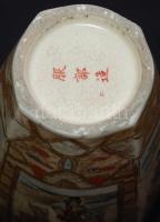 Miniatűr jelenetekkel díszített, gazdagon aranyozott, kézzel festett, jelzett japán porcelán vázák e...