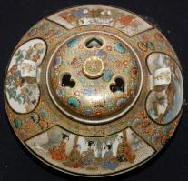 Miniatűr jelenetekkel díszített, gazdagon aranyozott, kézzel festett, jelzett japán porcelán vázák e...