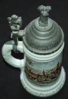 Müncheni ónfedelű porcelán söröskorsó áttetsző aljjal, rajta II. Vilmos császár portréjával / Porcelain beer jug with tin lid from Munich, with the portrait of William II on "hold-to-light" bottom 27cm