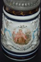 Karlsbadi ónfedelű, kézzel festett porcelán söröskupa miniatúra díszítéssel /
Hand-painted porcelain...
