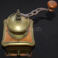 Nagyméretű régi, gravírozott jelenetekkel díszített, fa és réz kávédaráló (a daráló részén repedéssel) / Vintage wood and brass coffee grinder with engraved decorations (grinder part broken) 26x13x13cm