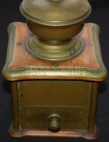 Nagyméretű régi, gravírozott jelenetekkel díszített, fa és réz kávédaráló (a daráló részén repedésse...