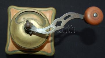 Nagyméretű régi, gravírozott jelenetekkel díszített, fa és réz kávédaráló (a daráló részén repedésse...