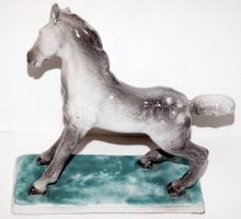 Lovat ábrázoló kézzel festett iparművész porcelán figura /
Chinaware horse figure 19cm