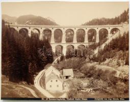 cca 1910 Semmeringbahn Kalte Rinne viadukt karton-fotó August Stauda fényképésztől /  cca 1910 Semmeringbahn, viaduct Kalte Rinne. Cartboard-photo from August Stauda photographer 27x20 cm