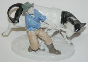 Tehenet kísérő fiút ábrázoló kézzel festett német porcelán figura hibátlan állapotban / Handpainted german chinaware figure in flawless condition 17x21cm