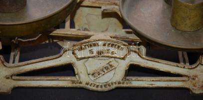 Régi karos mérleg réz tányérokkal és 3db 50dkg-os súllyal /
Vintage scales with 50dkg weights