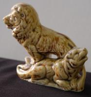 Festett jelzés nélküli porcelán oroszlán figura /
Chinaware lion figure 8x9cm