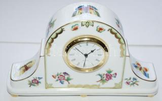 Kézzel festett sorszámozott Viktória avec bord en or mintás Herendi porcelán kandalló-óra quartz óraszerkezettel és aranyozott lábakkal hibátlan állapotban / Handpainted numbered Herend chinaware chaldelier-clock with quartz watch in flawless condition 23x16 cm