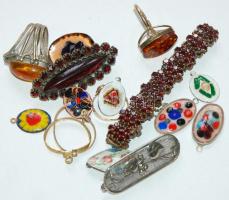 Kis bizsu tétel többek között 2db borostyánköves gyűrűvel és tűzzománc medálokkal /
Little costume j...