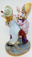XIX. sz. vége: Komédiások. Kézzel festett  porcelán figura (alig észrevehető javítással), két kardos...