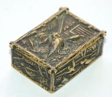 XIX. sz. Réz dobozka madár díszítéssel / 
XIXth century: Copper box decorated with birds 6x4x2,5 cm