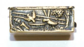 XIX. sz. Réz dobozka madár díszítéssel / 
XIXth century: Copper box decorated with birds 6x4x2,5 cm