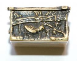 XIX. sz. Réz dobozka madár díszítéssel / 
XIXth century: Copper box decorated with birds 6x4x2,5 cm