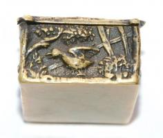 XIX. sz. Réz dobozka madár díszítéssel / 
XIXth century: Copper box decorated with birds 6x4x2,5 cm
