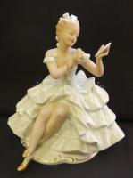 Szépítkező hölgyet ábrázoló kézzel festett jelzett Wallendorf német porcelán figura apró hibákkal / Handpainted Wallendorf chinaware figure with small faults 20cm