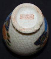 cca 1930 Kézzel festett, jelzett japán Diuschu porcelán vázácska, az alján sérült /
Diuschu Japanese...