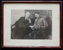 cca 1950 Lenin és Sztálin, az MSZT Képszolgálat fekete-fehér reprodukciója üvegezett keretben 33,5x26,5cm