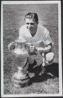 cca 1960 Puskás Ferenc a spanyol bajnoki trófeával dedikált fotó / Puskas Pancho with the Spanish trophy autograph signed photo 9x14 cm