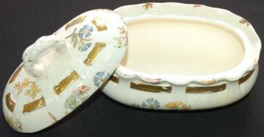 XIX. századi Louis XV. Sarreguemines fajansz porcelán bonbonier (javított) /
Faience chinaware bonbo...