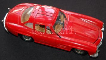 Mercedes 300Sl típusú autómakett 1:24-es méretben