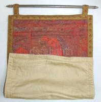 Lovakat ábrázoló spanyol szövet falidísz /
Spanish textile wall-decoration 61x36cm