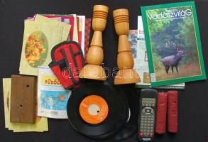 Vegyes bolhapiac tétel: fali naptár, fémdoboz, méhviasz gyertyák, elemlámpa, képeslapok, gyertyatartók, mini Rubik-kocka, stb.