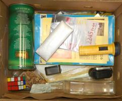 Vegyes bolhapiac tétel: fali naptár, fémdoboz, méhviasz gyertyák, elemlámpa, képeslapok, gyertyatart...