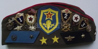 Tiszti pilotka klf fegyvernemi jelzésekkel, jelvényekkel